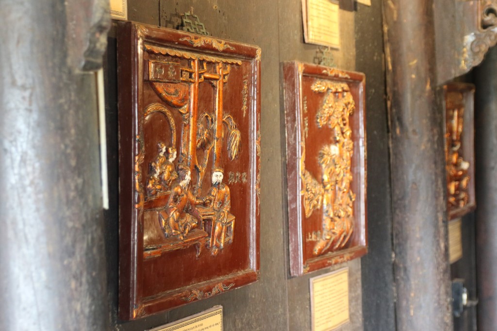 Golden lacquer painting of famous traditional medicine doctors. 
Photo: BLD