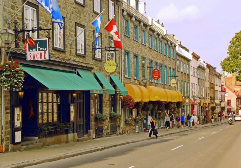 Canada phát triển chính sách nhập cư mới để tăng người nói tiếng Pháp, và Giáo viên nhằm bảo tồn bản sắc văn hóa