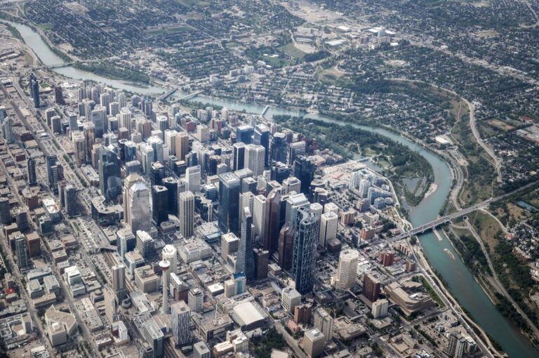 Thị trường bất động sản Calgary sôi sục khi những người mới đổ xô đến Alberta