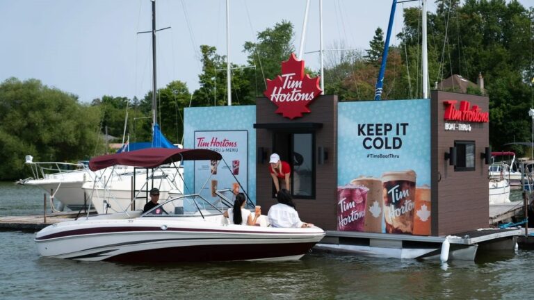 Chỉ trong 2 ngày: Tim Hortons ra mắt ‘Boat-Thru’ đầu tiên ở Cottage Country & miễn phí đồ uống