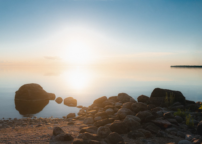 10 OF CANADA’S MOST BEAUTIFUL LAKES TO VISIT THIS SUMMER