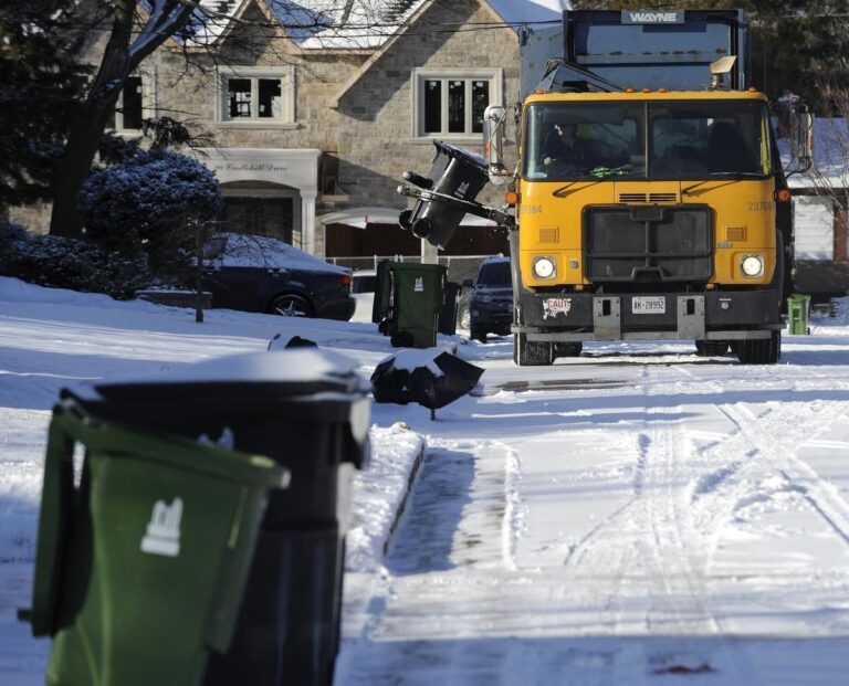 Người dân Toronto có thể phải trả nhiều tiền hơn cho nước và thu gom rác thải vào năm tới