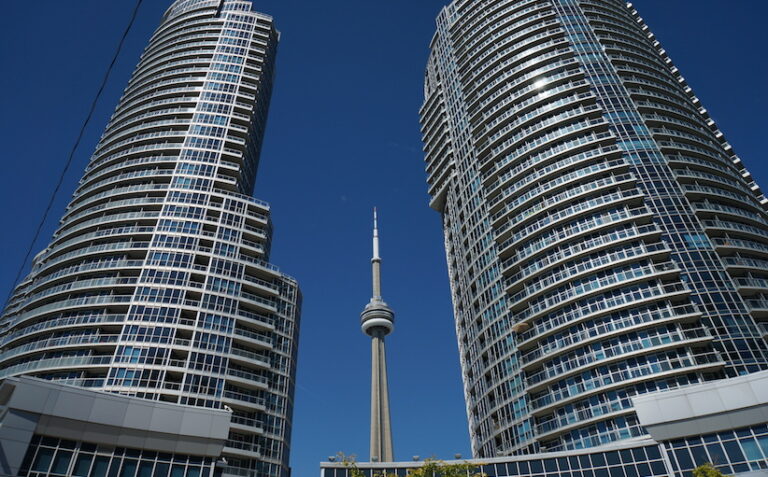 Các chuyên gia bất động sản cho biết tình trạng ‘tiền mặt đổi chìa khóa’ đang gia tăng ở Toronto