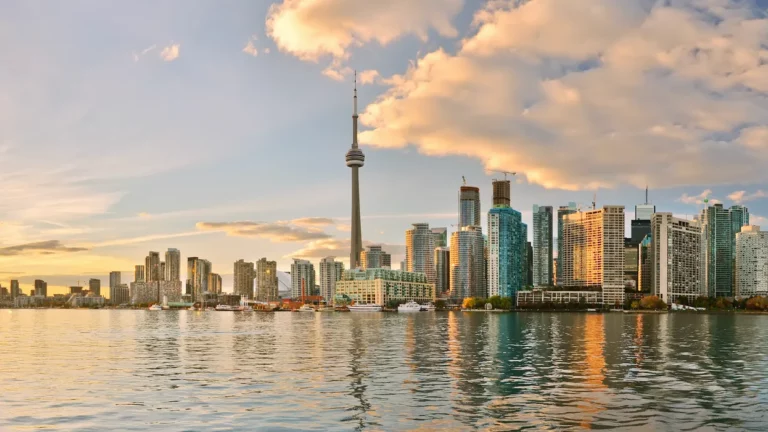 Giờ tiết kiệm ánh sáng ban ngày năm 2024 sắp bắt đầu ở Canada