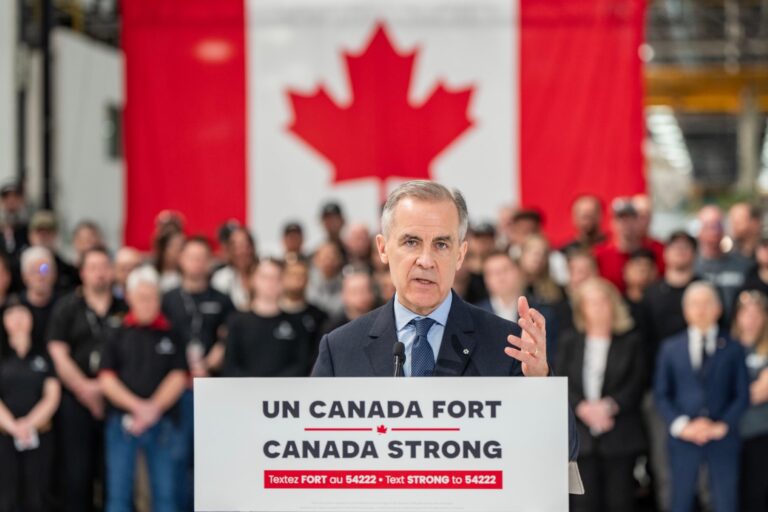 Giữa cơn lốc thương mại từ Trump và cuộc bầu cử căng thẳng, Mark Carney bước vào “phép thử lửa” chính trị đầu tiên