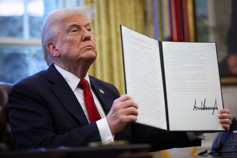 Cú sốc đầu tiên từ các mức thuế của ông Trump sắp ảnh hưởng đến kinh tế toàn cầu