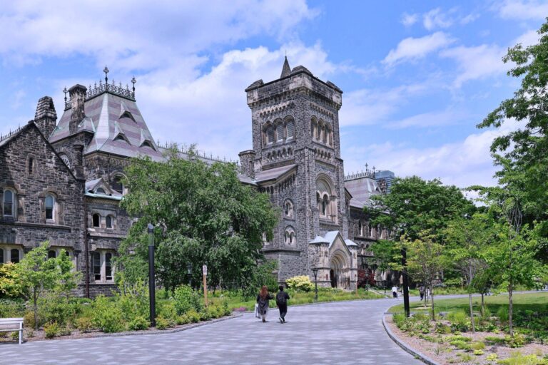 Đại học Toronto tiếp tục giữ vị trí hàng đầu Canada và lọt top 20 thế giới