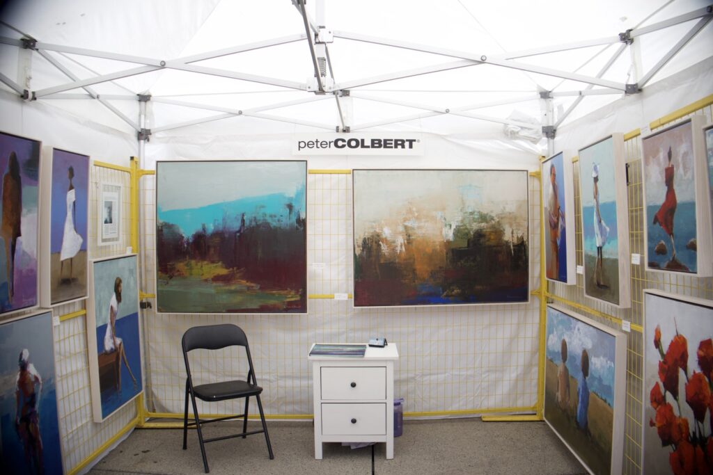 Gian hàng của nghệ sĩ Toronto Peter Colbert tại Toronto Outdoor Art Fair 2025 ở Nathan Phillips Square (Credit: Rayana Daniel/Culture Magazin)