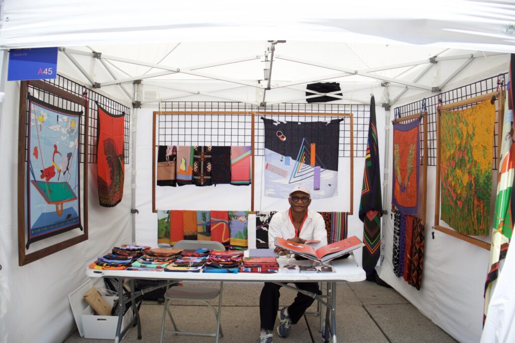 Gian hàng của nghệ sĩ Toronto Yaw Tony tại Toronto Outdoor Art Fair 2025 ở Nathan Phillips Square (Credit: Rayana Daniel/Culture Magazin)