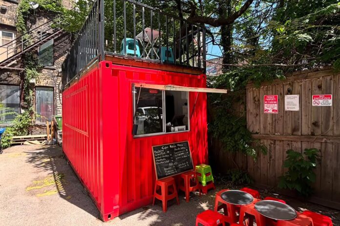 Hidden Vietnamese Eatery in a Toronto Alleyway Draws Crowds with Tasty, Affordable Food